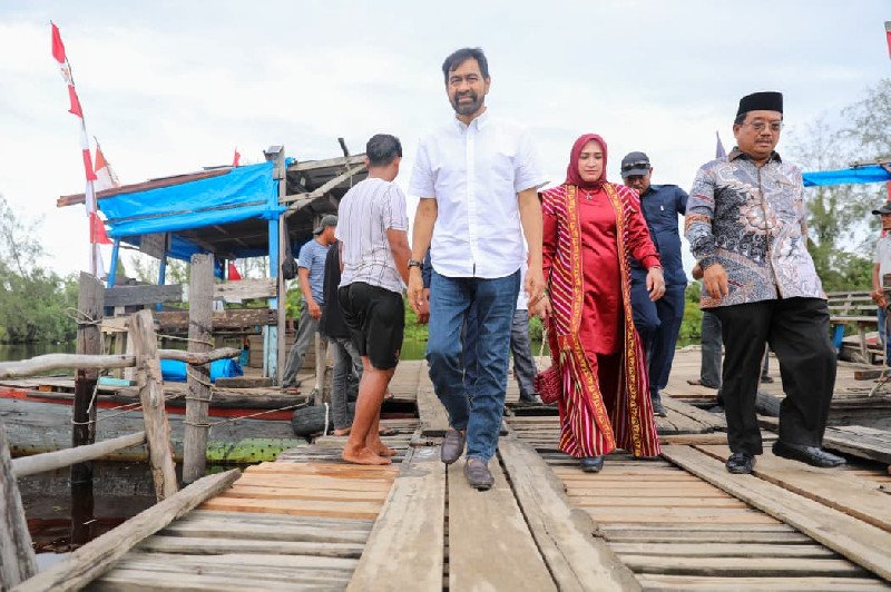 Gubernur Aceh Muzakir Manaf atau akrab disapa Mualem menyeberangi sungai dengan rakit saat meninjau akses menuju Kecamatan Kuala Baru, Aceh Singkil, Sabtu (6/9/2025). 