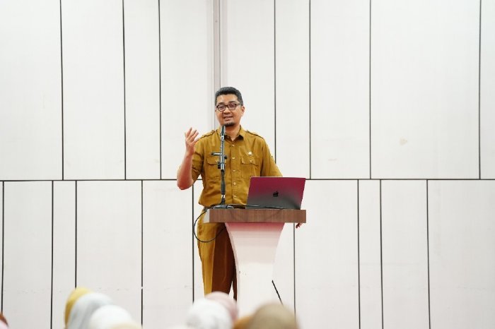 Marthunis, S.T., D.E.A, memimpin apel pagi rutin yang berlangsung di aula Dinas Pendidikan Aceh, Senin (15/09/2025).