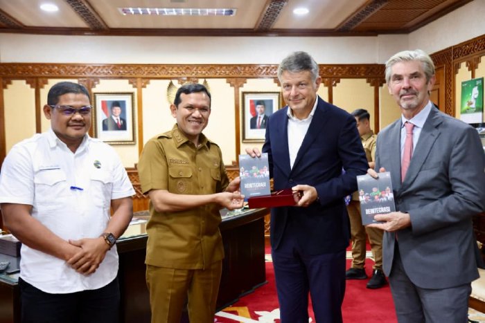 H. Fadhlullah, SE, menerima kunjungan Duta Besar Uni Eropa untuk Indonesia dan Brunei Darussalam H.E. Denis Chaibi, bersama Minister Counsellor/Parliamentary Affairs, Antoine Ripoll, di Kantor Gubernur Aceh, Selasa (9/9/2025).