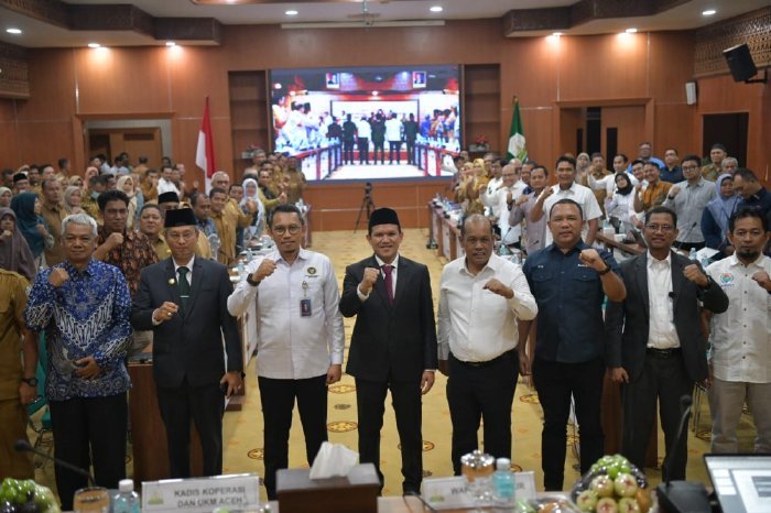 Wakil Gubernur Aceh, H. Fadhlullah, SE., secara resmi membuka Rapat Konsolidasi Satuan Tugas (Satgas) Nasional dengan Satgas Provinsi serta Satgas Kabupaten/Kota se-Aceh dalam rangka percepatan pelaksanaan Koperasi Desa (Kopdes) Merah Putih. Kegiatan berlangsung di Gedung Serbaguna Setda Aceh, Selasa (2/9/2025).