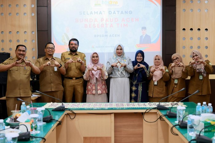 Marlina Muzakir, didampingi Ketua Pokja Bunda PAUD Aceh, Mukarramah Fadhlullah, dan Wakil Ketua Pokja Bunda PAUD Aceh, Malahayati M. Nasir, melakukan audiensi dengan sejumlah lembaga di Banda Aceh dalam rangka peningkatan kapasitas Pendidikan Anak Usia Dini (PAUD), Selasa (16/9/2025).