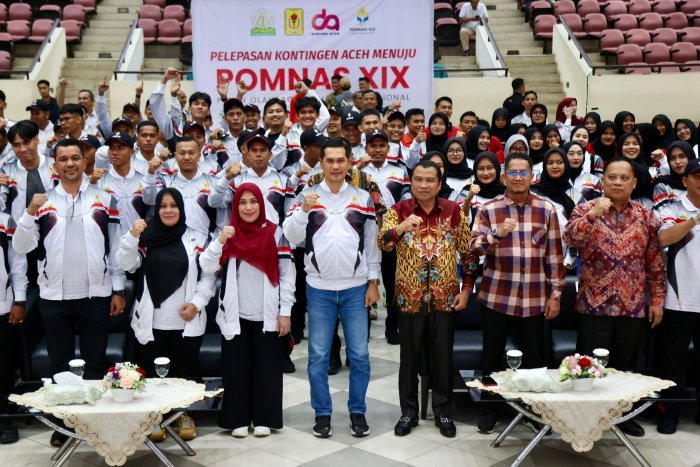 Sekda Aceh, M. Nasir, melepas kontingen Badan Pembina Olahraga Mahasiswa Indonesia (BAPOMI) Aceh yang akan berlaga pada Pekan Olahraga Mahasiswa Nasional (Pomnas) XIX di Jawa Tengah, 19–28 September 2025. Prosesi pelepasan berlangsung di Gedung AAC Dayan Dawood, Kampus Universitas Syiah Kuala (USK), Selasa (16/9/2025).