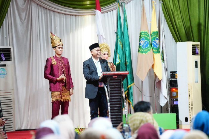 Plt. Kepala Dinas Pendidikan Aceh, Murthalamuddin, mewakili Gubernur Aceh Muzakir Manaf Wisuda Gelombang Kedua Angkatan ke-39, Senin–Selasa, 27–28 Oktober 2025. 