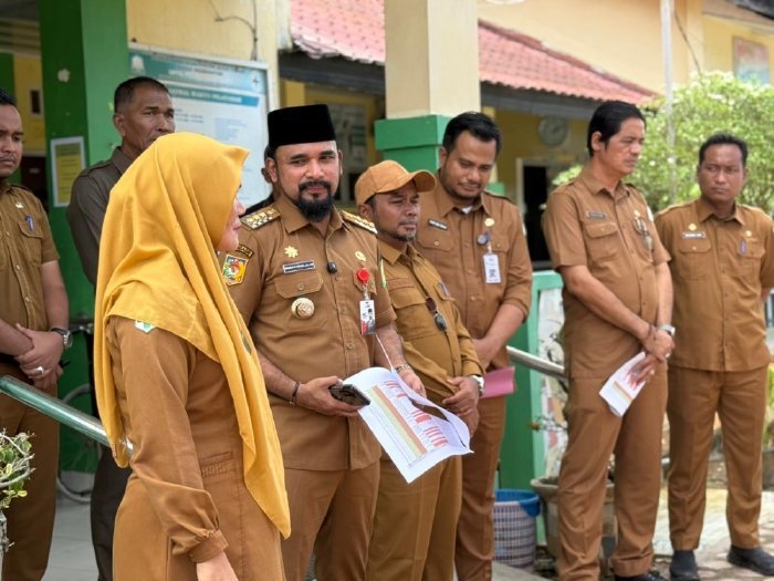 Iskandar Usman Al-Farlaky, S.H.I., M.Si., melakukan inspeksi mendadak (sidak) ke Puskesmas Julok, Selasa (7/10/2025).