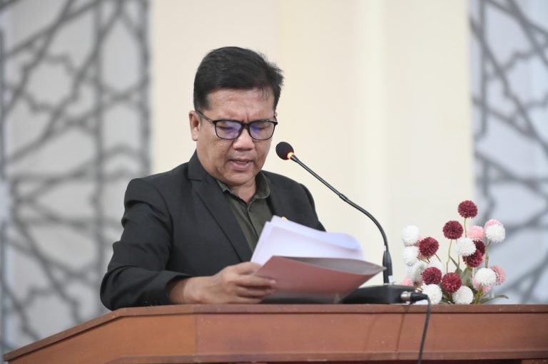 anggota DPRK Banda Aceh, Aulia Afridzal saat membacakan pandangan Fraksi PAN terhadap Raqan Tentang Pemberian Insentif dan Kemudahan Penanaman Modal, Kamis (9/10/2025)