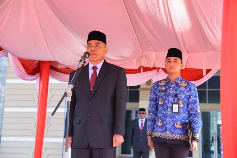 Ketua DPRK Aceh Besar Abdul Muchti bertindak sebagai Irup Peringatan Hari Kesaktian Pancasila Tahun 2025 di Halaman Kantor Bupati Aceh Besar, Kota Jantho, Rabu (01/10/2025).
FOTO/MC ACEH BESAR
