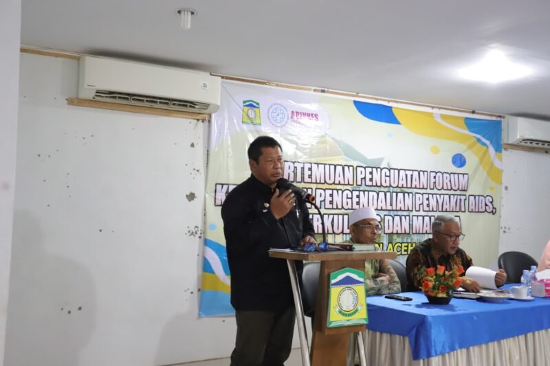 Sekdakab Aceh Besar Bahrul Jamil SSos MSi membuka pertemuan penguatan Forum Kemitraan Pengendalian Penyakit Aids, Tuberkulosis dan Malaria (PP ATM) tingkat Kabupaten Aceh Besar di Wisma Atlet Kota Jantho, Kamis (2/10/2025).