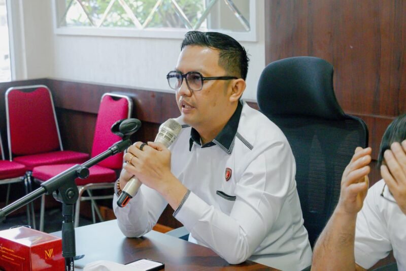 Tipidter) Ditreskrimsus Polda Aceh yang dipimpin Kompol Fandi Ba’u berhasil menangkap seorang terduga pelaku tindak pidana Konservasi Sumber Daya Alam Hayati (KSDA) berinisial SB (36) di Desa Luweng Kutuben, Kecamatan Kuala Pesisir, Kabupaten Nagan Raya, pada Jumat, 3 Oktober 2025.