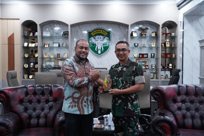 Mayor Jenderal TNI Joko Hadi Susilo, S.I.P., menerima audiensi dari Direktur Utama Bank Aceh, Bapak Fadhil Ilyas beserta jajaran direksi Bank Aceh di ruang kerja Pangdam IM, Kamis (02/10/2025).