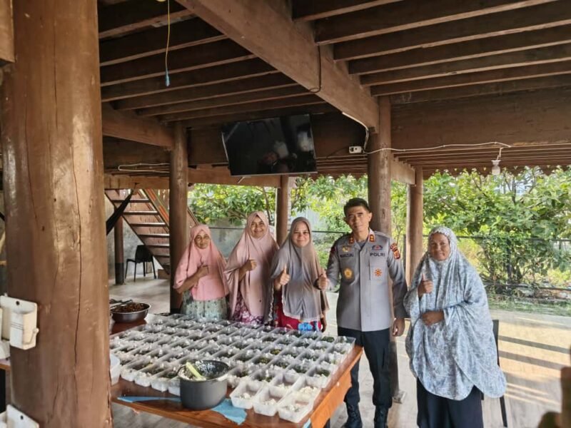 Irjen Pol. Marzuki Ali Basyah, meninjau langsung pelaksanaan program Pemberian Makanan Tambahan (PMT) di Posyandu Gampong Tibang, Kecamatan Syiah Kuala, Kota Banda Aceh, pada Senin, (6/10/2025).