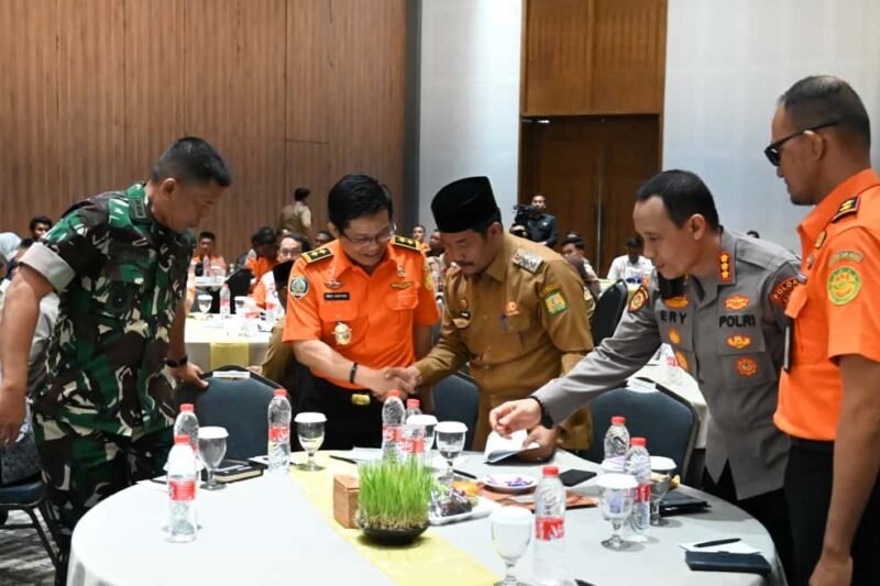 Wakil Bupati Aceh Besar Drs H Syukri A Jalil menyerahkan cendera mata kepada Direktur Bina Potensi Basarnas Agus Haryono S.S., M.B.A pada acara FKP3 Tahun 2025 di Hotel The Pade, Kecamatan Darul Imarah, Aceh Besar, Senin (06/10/2025). FOTO/MC ACEH BESAR