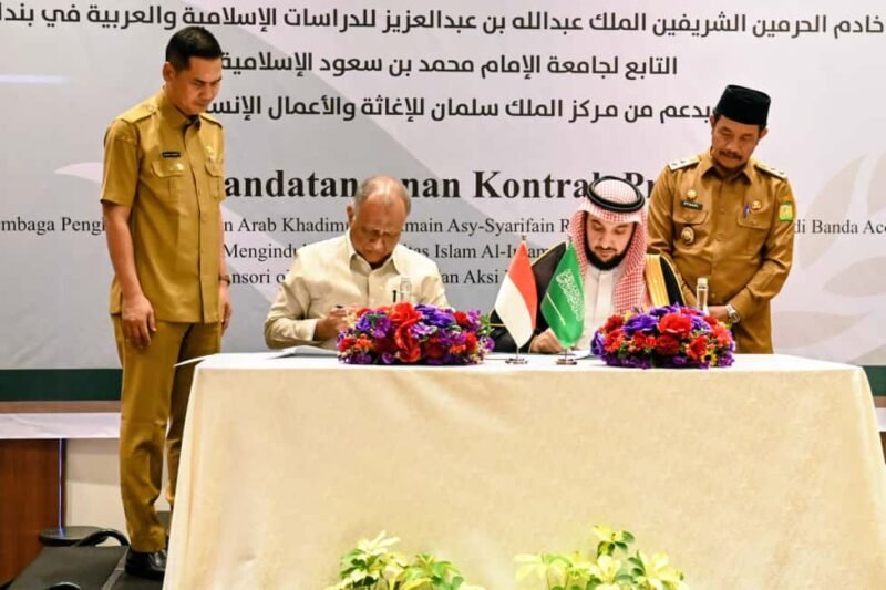 Wakil Bupati Aceh Besar Drs H Syukri A Jalil dan Sekda Aceh M Nasir menyaksikan penandatanganan akad pelaksanaan pembangunan gedung lembaga penjaga 2 kota Suci Raja Abdullah bin Abdul Aziz untuk pendifikan bahasa arab di Hall Hotel Ayani, Peunayong, Banda Aceh, Senin (06/10/2025). FOTO/MC ACEH BESAR