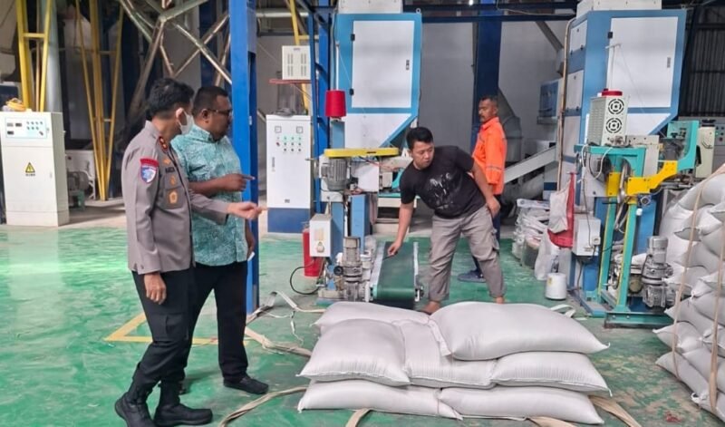 Irjen Pol. Marzuki Ali Basyah, melakukan pengecekan langsung ke CV Kilang Padi Meutuah Baro di Kecamatan Blang Bintang, Kabupaten Aceh Besar, Selasa, 7/10/2025.