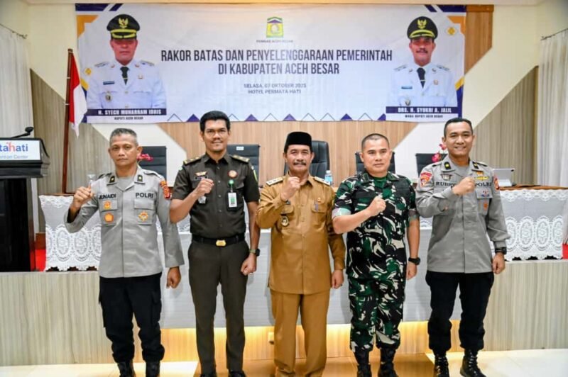Wakil Bupati Aceh Besar Drs H Syukri A Jalil foto bersama seusai membuka Rakor Batas dan Penyelenggaraan Pemerintahan Kabupaten Aceh Besar di Hotel PermatabHati, Gampong Meunasah Manyang PA, Kecamatan Ingin Jaya, Aceh Besar, Selasa (07/10/2025). FOTO/MC ACEH BESAR