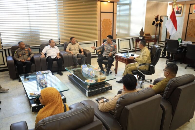 Irjen Pol. Marzuki Ali Basyah, menerima audiensi Kepala Balai Besar Pengawas Obat dan Makanan (BBPOM) di Banda Aceh, Riyanto beserta jajaran, di ruang kerja Kapolda Aceh, Selasa, 7 Oktober 2025.