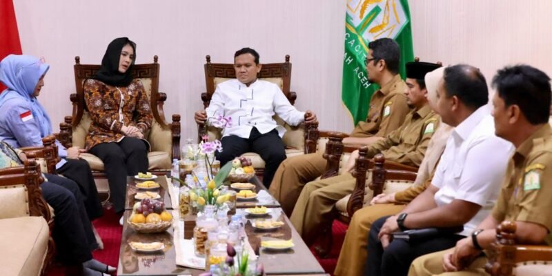 Wakil Gubernur Aceh, H. Fadhlullah, didampingi Kepala SKPA/Biro terkait, saat menerima kunjungan kerja Wakil Menteri Kependudukan dan Pembangunan Keluarga/Wakil Kepala BKKBN RI, Ratu Ayu Isyana Bagoes Oka, S.Sos, di Pendopo Wakil Gubernur Aceh, Banda Aceh, Selasa (7/10/2025).