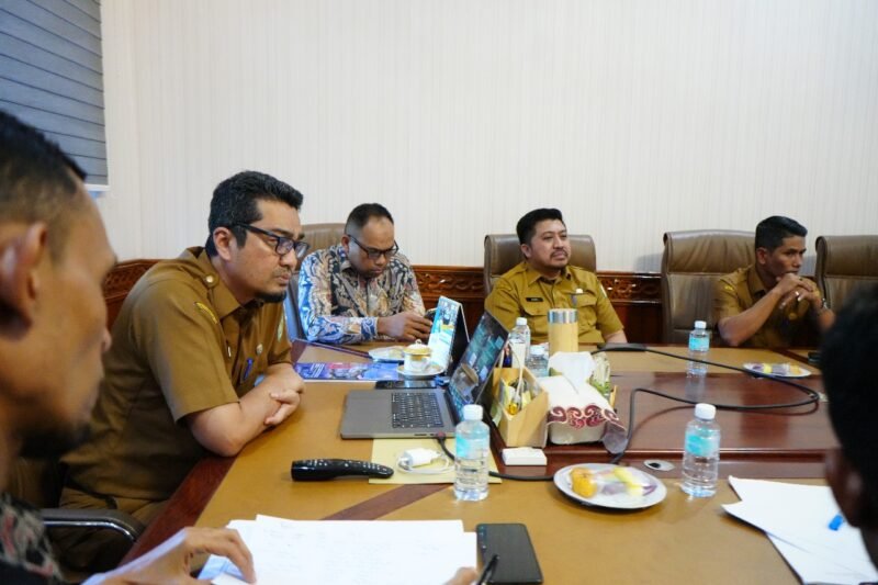 Marthunis, S.T., D.E.A., didampingi tenaga ahli Disdik Aceh, Arman Fauzi, serta sejumlah pejabat eselon III dan IV, menerima kunjungan kerja dari Ketua dan jajaran Komisi Informasi Aceh (KIA) di ruang kerja Kepala Dinas Pendidikan Aceh, Selasa (7/10/2025).