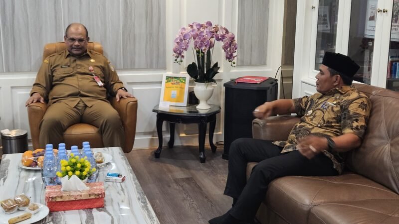 Bupati Aceh Besar Syech Muharram berdiskusi dengan Direktur Jenderal Bina Administrasi Wilayah Kementerian Dalam Negeri, Dr Safrizal MSi, di gedung Kemendagri, Jakarta, Selasa (7/10/2025). FOTO/PEMKAB ACEH BESAR