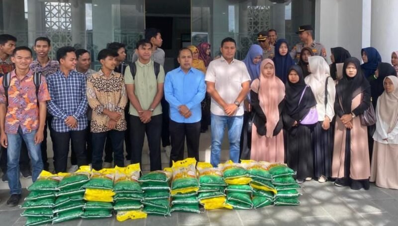 Polda Aceh kembali menyalurkan bantuan beras kepada kelompok buruh yang tergabung dalam Federasi Serikat Pekerja Transportasi Indonesia (FSPTI) dan Serikat Pekerja Seluruh Indonesia (SPSI) Provinsi Aceh di Posko Buruh Gampong Sukadamai, Kecamatan Lueng Bata, Kota Banda Aceh, Sabtu, 11 Oktober 2025.