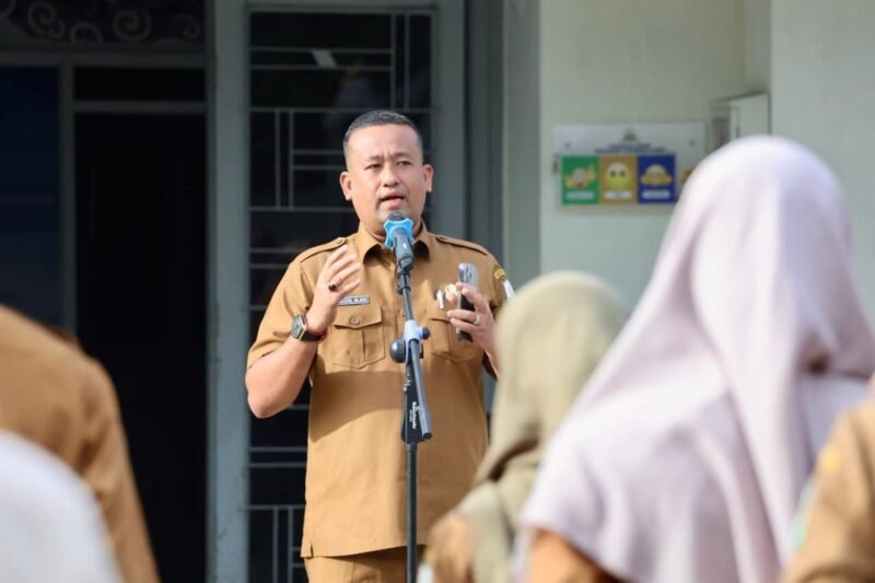 Sekdis Aceh, Chaidir, menekankan pentingnya disiplin dan profesionalisme aparatur sipil negara (ASN) dalam meningkatkan kualitas pelayanan publik. Arahan itu disampaikan dalam apel pagi pegawai di halaman kantor Dinas Sosial Aceh, Senin (13/10/2025).