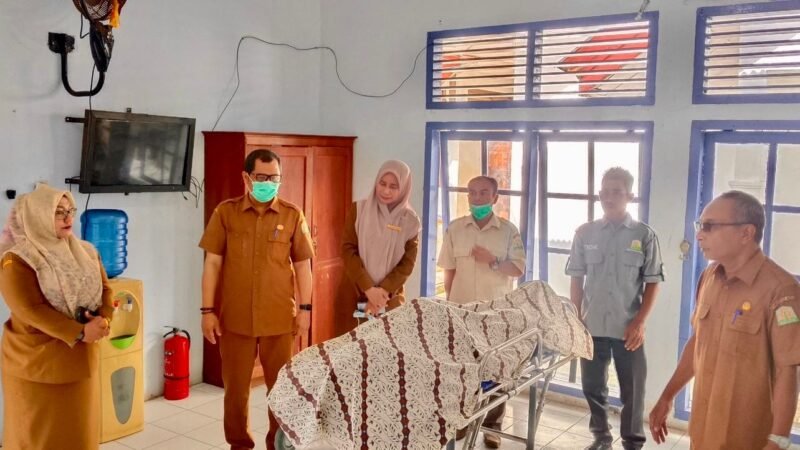 Plh. Dinas Sosial Aceh, Zulkarnain, S.KM, M.Kes dan Kepala UPTD Panti Sosial Lanjut Usia Geunaseh Sayang Dinas Sosial Aceh, Intan Melya, A.KS, M.Si, meninjau panti untuk melihat salah satu penghuni yang meninggal dunia di Banda Aceh, Selasa (14/10/2025).