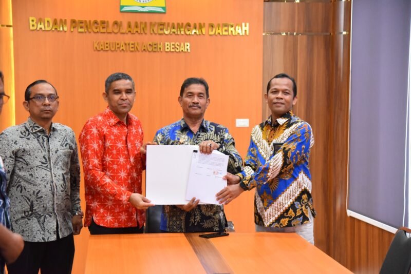 Wakil Bupati Aceh Besar Drs H Syukri mengikuti Penandatanganan Perjanjian Kerjasama Optimalisasi Pemungutan Pajak Pusat dan Pajak Daerah antara DJP, DJPK dan Pemerintah Daerah Tahap VII secara zoom meeting dari Aula Badan