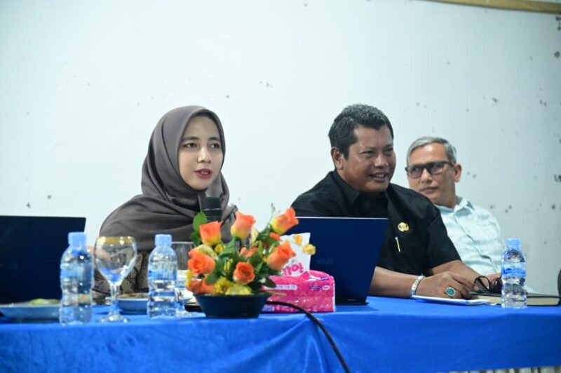 Sekdakab Aceh Besar Bahrul Jamil SSos MSi membuka kegiatan Akuntabilitas Kinerja Instansi Pemerintah (AKIP) tahun 2025 di Aula Wisma Atlet Kota Jantho, Kamis (16/10/2025). FOTO/ MC ACEH BESAR