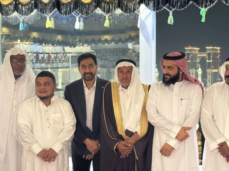 Gebernur Aceh (Mualem) menyampaikan berbagai peluang investasi di Aceh, salah satunya saya mengajak para calon investor untuk berinvestasi dalam pendirian maskapai Aceh Airlines,” kata Mualem saat bertemu dengan investor Timur Tengah di Mekkah,(16/10/2025)