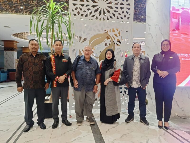 Ketua Umum Serikat Perusahaan Pers (SPS) Pusat Januar P Ruswita dan rombongan foto bersama dengan ketua SPS Aceh saat tiba di Hotel Hermes Palace, Banda Aceh, Minggu (19/10/2025) malam. Foto: Dok SPS Aceh.