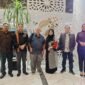 Ketua Umum Serikat Perusahaan Pers (SPS) Pusat Januar P Ruswita dan rombongan foto bersama dengan ketua SPS Aceh saat tiba di Hotel Hermes Palace, Banda Aceh, Minggu (19/10/2025) malam. Foto: Dok SPS Aceh.
