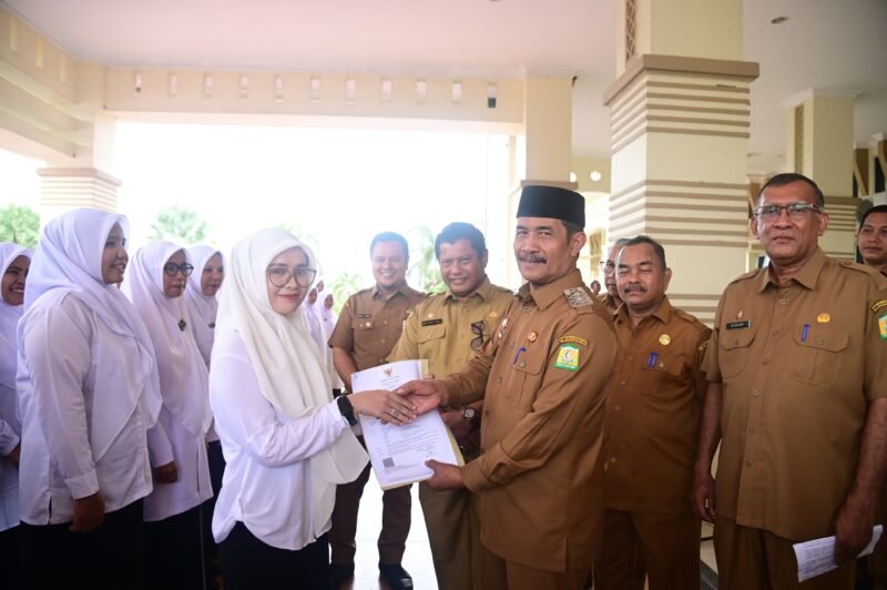 Wakil Bupati Aceh Besar, Drs. H. Syukri A. Jalil, menyerahkan secara simbolis SK PPPK Tahap II dan CPNS IPDN Formasi Tahun 2025, yang berlangsung di Kantor Bupati, Kota Jantho, Senin (20/10/2025). FOTO/MC ACEH BESAR.