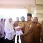 Wakil Bupati Aceh Besar, Drs. H. Syukri A. Jalil, menyerahkan secara simbolis SK PPPK Tahap II dan CPNS IPDN Formasi Tahun 2025, yang berlangsung di Kantor Bupati, Kota Jantho, Senin (20/10/2025). FOTO/MC ACEH BESAR.
