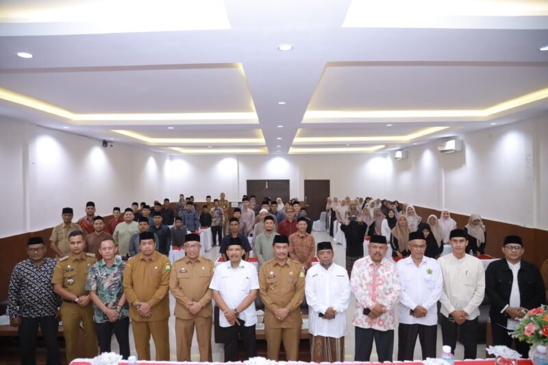 Wakil Bupati Aceh Besar Drs H Syukri A Jalil, menyampaikan arahannya pada pembukaan TC Penuh Kafilah MTQ Aceh Besar, di Hotel Madinatul Zahra, Kecamatan Darul Imarah, Kabupaten Aceh Besar, Selasa (21/10/2025). FOTO/ PROKOPIM PEMKAB ACEH BESAR