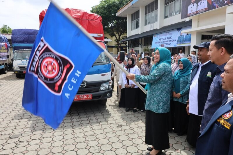 Ketua TP PKK Aceh, Ny. Marlina Muzakir, secara resmi melepas tiga truk bantuan logistik menuju Kabupaten Aceh Jaya, Aceh Barat, dan Nagan Raya, Rabu (22/10/2025).