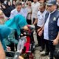 Ketua TP PKK Aceh, Ny. Marlina Muzakir, kepada Muhammad Rizki Maulana (3 tahun) anak pertama dari pasangan Mahazalena dan Muhammad, di halaman kantor Dinas Sosial Aceh, Rabu (22/10/2025).