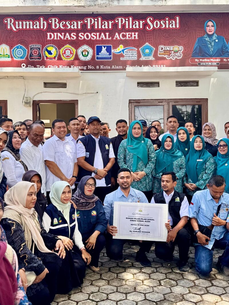 Ketua TP PKK Aceh, Ny. Marlina Muzakir, meresmikan Rumah Pilar Sosial Dinas Sosial Aceh di Jl. Tgk. Chik Kuta Karang, Banda Aceh, Rabu (22/10/2025).