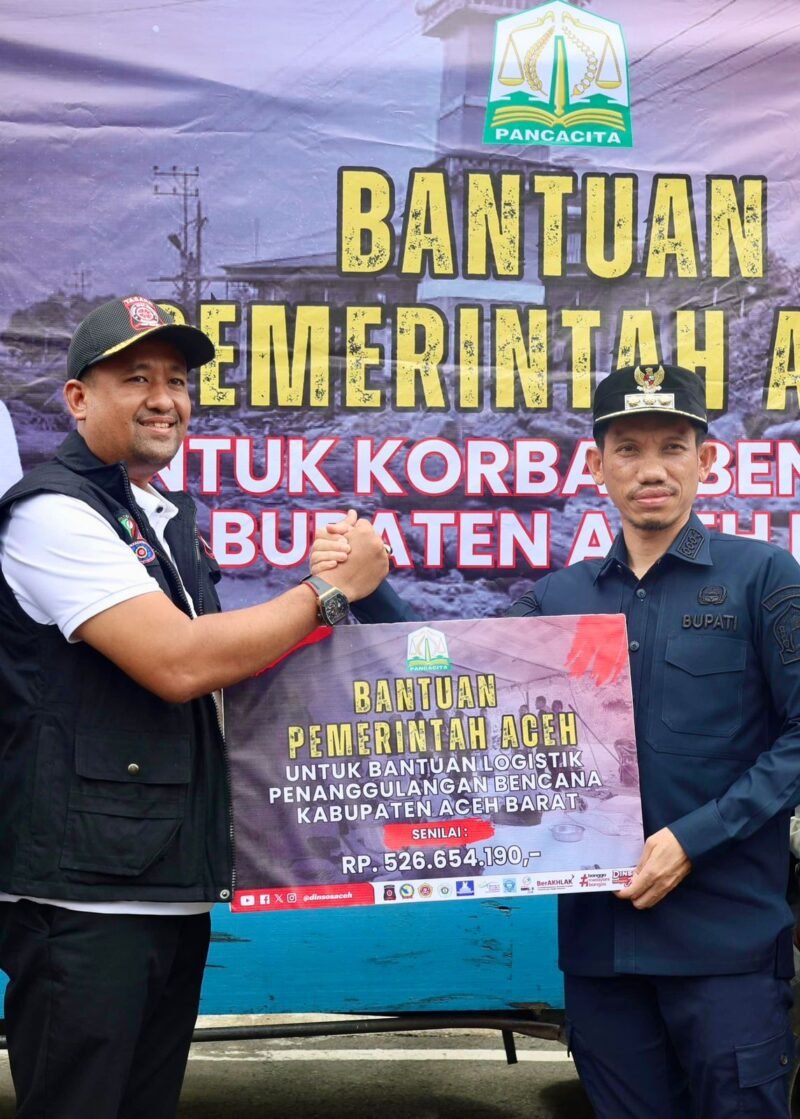 Sekretaris Dinas Sosial Aceh, Chaidir, SE, MM, kepada Bupati Aceh Barat, H. Tarmizi, SP, MM, di halaman Kantor Bupati setempat dan turut disaksikan oleh jajaran pemerintah daerah serta perwakilan masyarakat terdampak (23/10/2025)