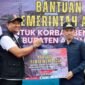 Sekretaris Dinas Sosial Aceh, Chaidir, SE, MM, kepada Bupati Aceh Barat, H. Tarmizi, SP, MM, di halaman Kantor Bupati setempat dan turut disaksikan oleh jajaran pemerintah daerah serta perwakilan masyarakat terdampak (23/10/2025)