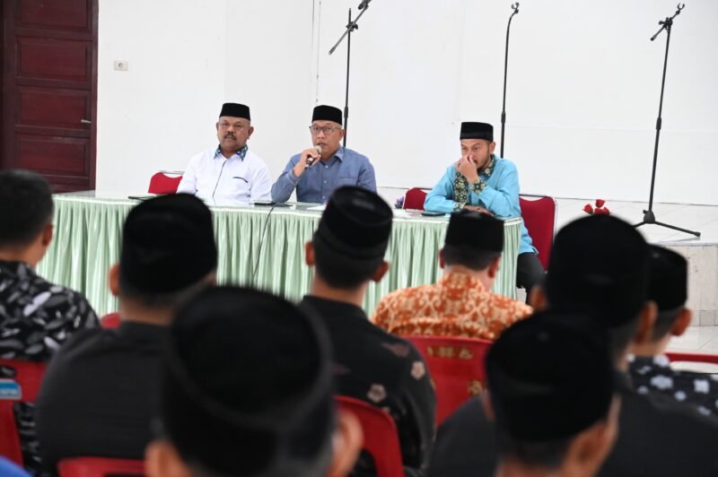 Ketua Kafilah Aceh Besar Farhan AP, memimpin rapat pematangan pemberangkatan Kafilah Aceh Besar untuk mengikuti MTQ XXXVII tingkat Provinsi Aceh tahun 2025, di Aula Kantor Camat Ingin Jaya, Kabupaten Aceh Besar, Minggu (26/10/2025). FOTO/ MC ACEH BESAR