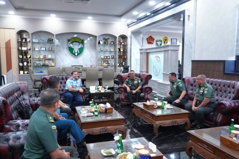 Dansesko  Marsekal Madya TNI Arif Widianto, S.A.B., M.Tr.(Han), beserta rombongan di ruang kerja Pangdam IM, Markas Kodam Iskandar Muda, Banda Aceh, pada Senin (27/10/2025).