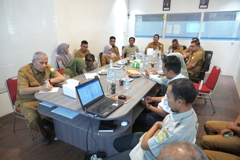 Wakil Bupati Aceh Besar Drs H Syukri memimpin Rapat Koordinasi Antisipasi Dampak Hidrometeorologi memasuki musim penghujan di wilayah Kabupaten Aceh Besar di Aula BPBD Aceh Besar, Senin siang (27/10/2025).
FOTO/ PROKOPIM PEMKAB ACEH BESAR