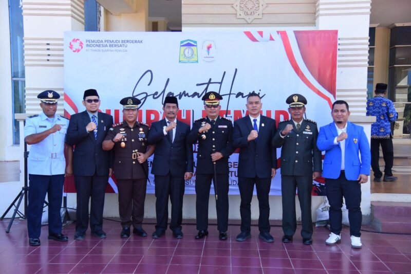 Wakil Bupati Drs Syukri dan unsur Forkopimda Aceh foto bersama jajaran KNPI dan perwakilan mahasiswa pada peringatan HSP ke-97, di Kantor Bupati Aceh Besar, Kota Jantho, Selasa (28/10/2025).
FOTO/ MC ACEH BESAR