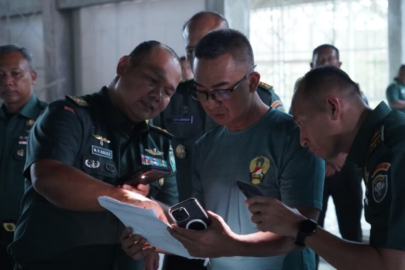 Mayor Jenderal TNI Joko Hadi Susilo, S.I.P., meninjau secara langsung proses pembangunan Gedung Serbaguna Neusu, salah satu fasilitas milik Kodam Iskandar Muda, pada Selasa (28/10/2025)