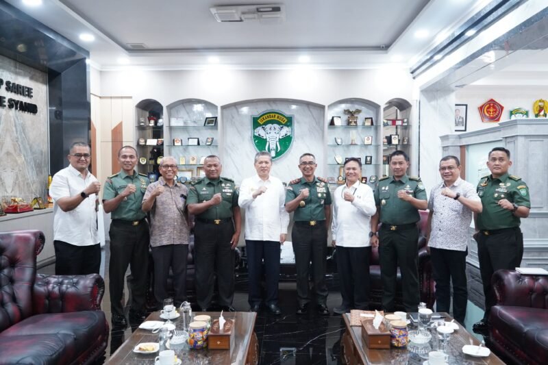 Mayor Jenderal TNI Joko Hadi Susilo, S.I.P., menerima audiensi dari Rektor Universitas Syiah Kuala (USK) Prof. Dr. Ir. Marwan beserta rombongan di ruang kerja Pangdam IM, Banda Aceh, pada Selasa (28/10/2025)