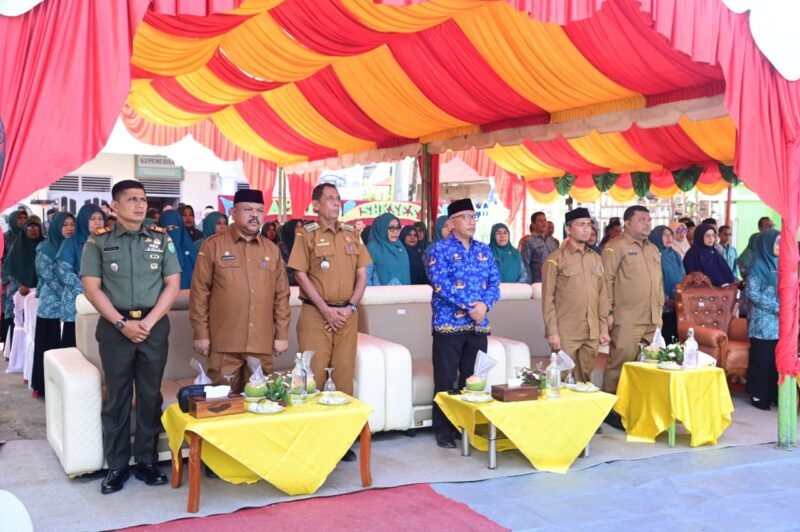Asisten I Sekda Aceh Besar Farhan AP, menyampaikan sambutannya pada acara penyambutan tim penilai Gammawar Tingkat Provinsi Aceh Tahun 2025 di Gampong Miruek Lamreudeup, Kecamatan Baitussalam, Kabupaten Aceh Besar, Selasa (28/10/2025). FOTO/ MC ACEH BESAR