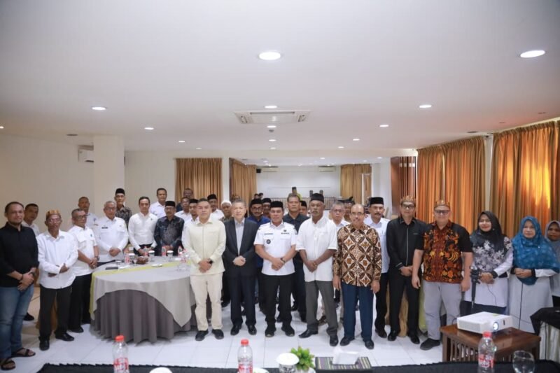 Bupati Aceh Besar H. Muharram Idris foto bersama pada Lokakarya Percepatan Pengakuan dan Perlindungan Hak-Hak Tenurial MHA sebagai strategi peningkatan pemberdayaan ekonomi dan kesejahteraan masyarakat di The Pade Hotel, Kecamatan Darul Imarah, Aceh Besar, Rabu (29/10/2025). FOTO/PROKOPIM PEMKAB ACEH BESAR