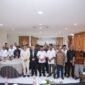 Bupati Aceh Besar H. Muharram Idris foto bersama pada Lokakarya Percepatan Pengakuan dan Perlindungan Hak-Hak Tenurial MHA sebagai strategi peningkatan pemberdayaan ekonomi dan kesejahteraan masyarakat di The Pade Hotel, Kecamatan Darul Imarah, Aceh Besar, Rabu (29/10/2025). FOTO/PROKOPIM PEMKAB ACEH BESAR