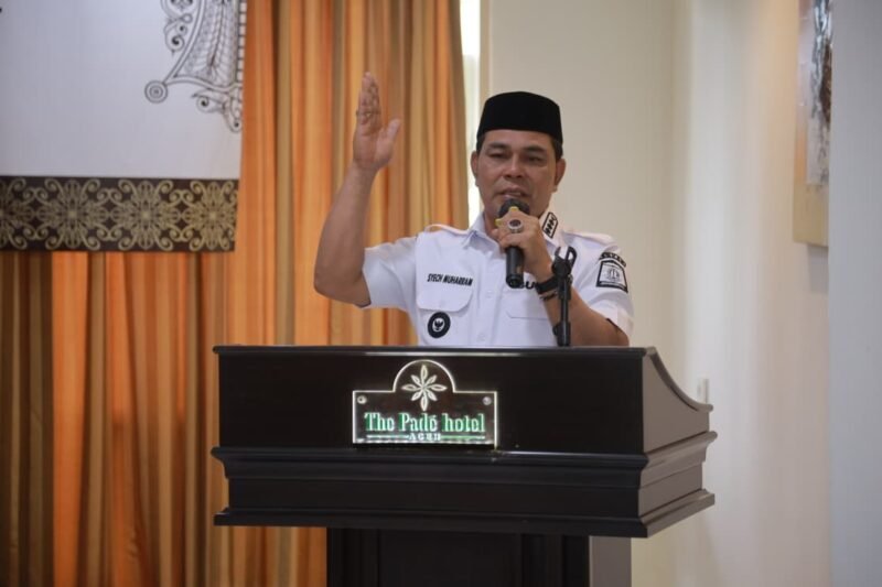 Bupati Aceh Besar H. Muharram Idris (Syech Muharram) saat membuka Lokakarya Percepatan Pengakuan dan Perlindungan Hak-Hak Tenurial MHA sebagai strategi peningkatan pemberdayaan ekonomi dan kesejahteraan masyarakat di The Pade Hotel, Kecamatan Darul Imarah, Aceh Besar, Rabu (29/10/2025).
