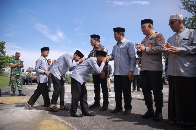Bupati Aceh Besar H Muharram Idris (Syech Muharram), bersama Wakil Bupati Drs Syukri A Jalil, dan unsur Forkopimda Aceh Besar, menyalami para peserta Kafilah MTQ Aceh Besar, pada pelepasang yang berlangsung di Meuligoe Bupati Aceh Besar, Kota Jantho, Kamis (30/10/2025). FOTO/ PROKOPIM PEMKAB ACEH BESAR