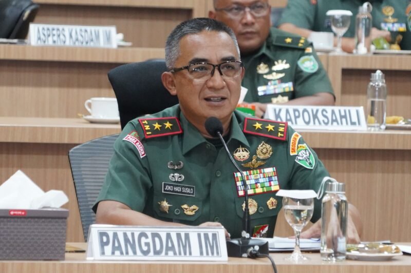 Mayor Jenderal TNI Joko Hadi Susilo, S.I.P., memimpin langsung pelaksanaan rapat melalui Video Conference bersama satuan jajaran Korem dan Kodim di wilayah Kodam Iskandar Muda.Kegiatan tersebut berlangsung secara daring dari Ruang Puskodalopsdam IM, Markas Kodam Iskandar Muda, Banda Aceh, pada Rabu (29/10/2025).